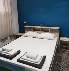 ein Schlafzimmer mit einem Bett mit Handtüchern darauf in der Unterkunft Central Hostel in Athen