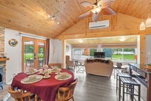 Μια τηλεόραση ή/και κέντρο ψυχαγωγίας στο Luxury 3BR Cabin with Patio Large Yard and BBQ!