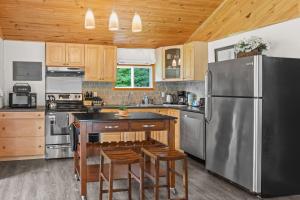 Η κουζίνα ή μικρή κουζίνα στο Luxury 3BR Cabin with Patio Large Yard and BBQ!