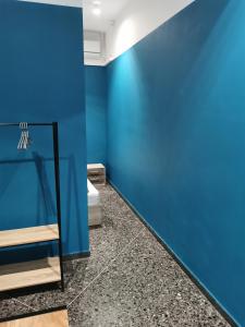 eine blaue Wand in einem Zimmer mit Boden in der Unterkunft Central Hostel in Athen