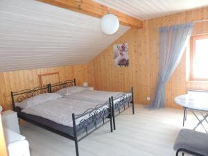 Ένα ή περισσότερα κρεβάτια σε δωμάτιο στο Chambre d'hôte du Moulin