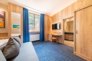 Habitación de hotel con cama y escritorio en Koener Hotel & Spa en Clervaux
