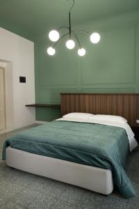 - une chambre avec un grand lit et une tête de lit en bois dans l'établissement La Martina Home, à Valguarnera Caropepe