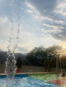 a water fountain in the middle of a swimming pool at ¡Vista Increíble Apartamento Tamarindo! in Santa Fe de Antioquia