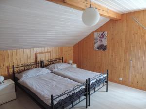 Ένα ή περισσότερα κρεβάτια σε δωμάτιο στο Chambre d'hôte du Moulin