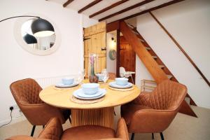 Posezení v ubytování Little Gem in the Mumbles! Fishermans Cottage with Log Burner, Dog friendly and Welcome Breakfast Hamper!