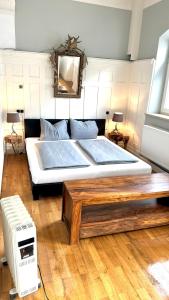 - une chambre avec un grand lit et un miroir dans l'établissement Exklusives Alpenchalet - bis zu 10 Personen, à Bayrischzell