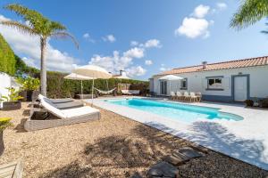 een villa met een zwembad en een huis bij AnchorHouse Portugal in Aljezur