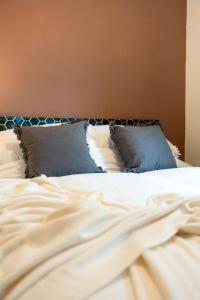 - un lit blanc avec 2 oreillers bleus dans l'établissement Cozy 2-Bedroom - Cyncoed Area, à Cardiff