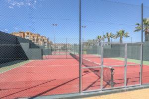 Εγκαταστάσεις για τένις ή/και σκουός στο Los Haraganes ή εκεί κοντά