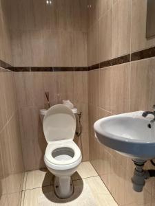 een badkamer met een toilet en een wastafel bij Le Silver in Libreville