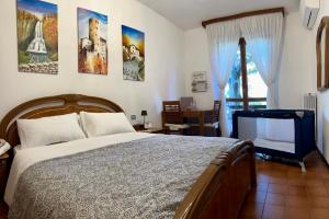 Schlafzimmer mit einem Bett und einem Flachbild-TV in der Unterkunft Villa Dei Cedri in Asso
