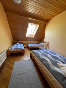 Postel nebo postele na pokoji v ubytování Kārkli