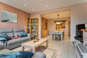 a living room with a couch and a table at Markt 28 Glvls in Wenduine