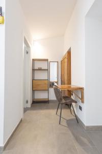 ein Esszimmer mit einem Tisch und einem Stuhl in der Unterkunft MaBi in Alghero