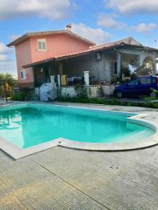 uma piscina em frente a uma casa em One bedroom villa with shared pool and enclosed garden at Augusta 8 km away from the beach em Augusta