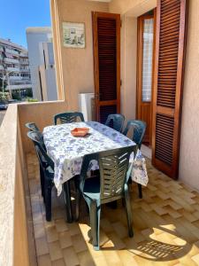 uma mesa e cadeiras na varanda de uma casa em TALAhome27 em Alghero