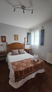 Un dormitorio con una cama grande y una ventana en Apartamentos Castello, en Cartavio