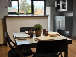 ルッカにあるLovely apartmentのテーブル付きのキッチン(皿、椅子付)