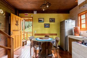 Kuchyň nebo kuchyňský kout v ubytování CHALÉ DO CAPITÃO com Hidro - URUBICI