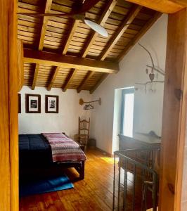 1 dormitorio con 1 cama y 1 mesa en una habitación en Casa Pollard en Marvão