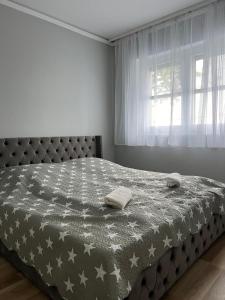 um quarto com uma cama com um edredão cinzento em Villa Vienna KN em Viena