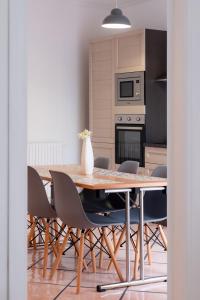 una sala da pranzo con tavolo e sedie in cucina di MONDELLO COTTAGE a Mondello