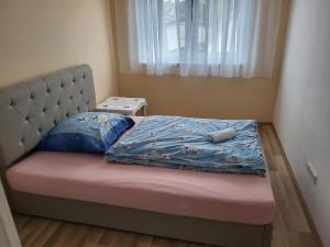 uma cama num pequeno quarto com uma cama sidx sidx em Villa Vienna KN em Viena