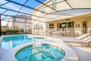 une piscine intérieure avec un plafond en verre dans l'établissement 6BR Luxury Home - Private Pool Hot Tub and BBQ, à Kissimmee