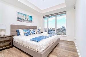Postel nebo postele na pokoji v ubytování Brand New 1BR Condo - Balcony Amazing Views
