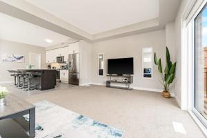 uma cozinha e sala de estar com uma grande janela em Serene 3BR Home - Sun Deck - Near Victoria Park em Kitchener
