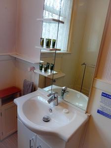 Un baño con lavabo, espejo y bañera. en Home and Away near the Spa, en Bridlington 34 fotos más
