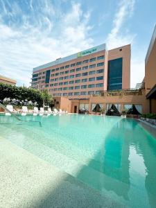 una grande piscina di fronte a un hotel di Holiday Inn Ezeiza Airport, an IHG Hotel a Ezeiza