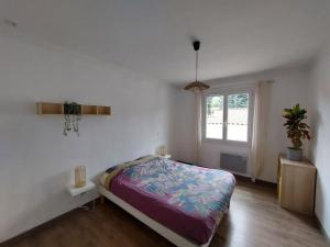 a white bedroom with a bed and a window at Maison 3 chambres avec jardin et piscine à deux pas d'Avignon in Vedène