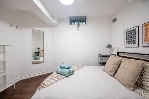 Łóżko lub łóżka w pokoju w obiekcie Basement Suite with Private Patio in Davenport