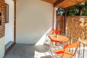 twee oranje stoelen en een tafel op een veranda bij Basement Suite with Private Patio in Davenport in Toronto