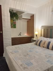 una camera con un grande letto e una vasca da bagno di Visión ESCAPE Piriápolis a Piriápolis