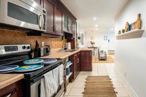 uma cozinha com um fogão com placas em Davenport Basement Apt with Private Patio em Toronto