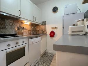- une cuisine avec des appareils électroménagers blancs et un comptoir dans l'établissement Appartement Samoëns, 3 pièces, 4 personnes - FR-1-624-59, à Samoëns