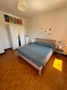 Schlafzimmer mit einem Bett und Holzboden in der Unterkunft Casa Paradiso in Borso del Grappa