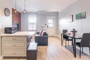 cocina y sala de estar con escritorio y mesa en Hamilton's Best Neighbourhood 1BR Apartment, en Hamilton