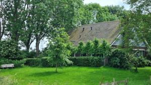 Taman di luar City Farmer Amsterdam Guesthouse, Bed, Bike and Breakfast