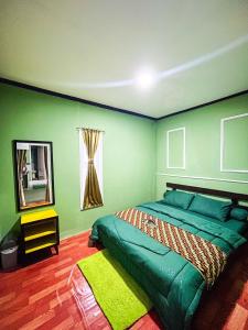Tempat tidur dalam kamar di Green Savanah Homestay Syariah