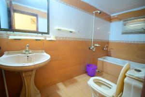 uma casa de banho com um lavatório, um WC e uma banheira em SEAVIEW COTTAGE em Carachi