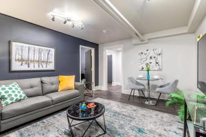 ハミルトンにあるModern Apartment in a Trendy Neighbourhoodのソファとテーブルのあるリビングルーム