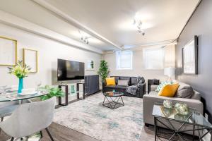 sala de estar con sofá y TV en Modern Apartment in a Trendy Neighbourhood en Hamilton