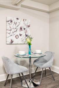 ハミルトンにあるModern Apartment in a Trendy Neighbourhoodのダイニングルームテーブル(椅子2脚付)、花瓶 +12枚の写真