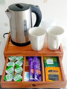 bandeja de madera con cafetera y tazas en Home and Away Guesthouse, en Bridlington