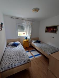 Pokój z 2 łóżkami i oknem w obiekcie Bellavista Medulin Sea View w Medulinie