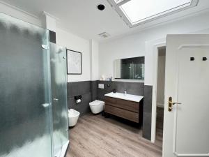 a bathroom with a toilet and a sink at 220 qm Penthouse Wohnung mit Fahrstuhl - ohne SPA in Mannheim +18 photos